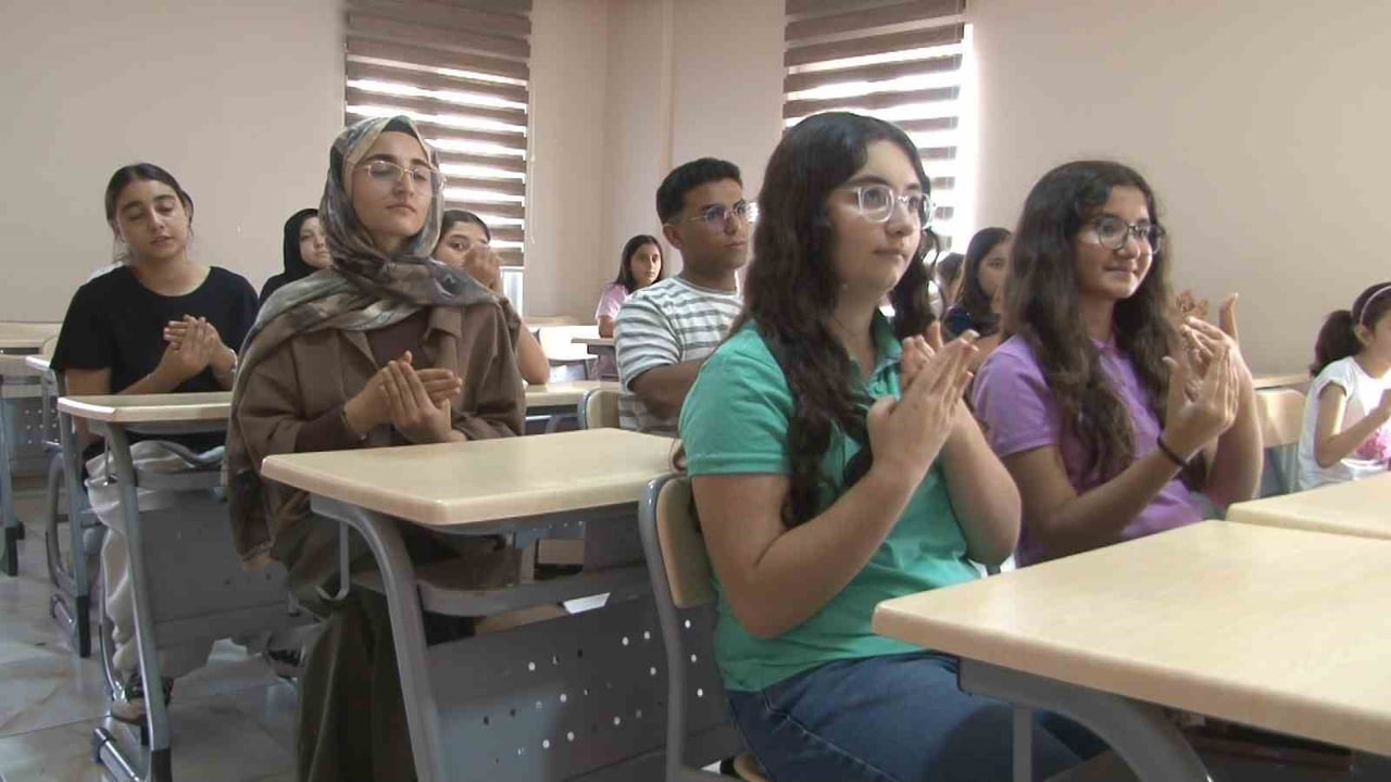 ŞANLIURFA’DA ÇOCUKLAR, İŞİTME VE KONUŞMA ENGELLİ BİREYLERLE İLETİŞİMDEKİ ENGELLERİ AŞMAK İÇİN...