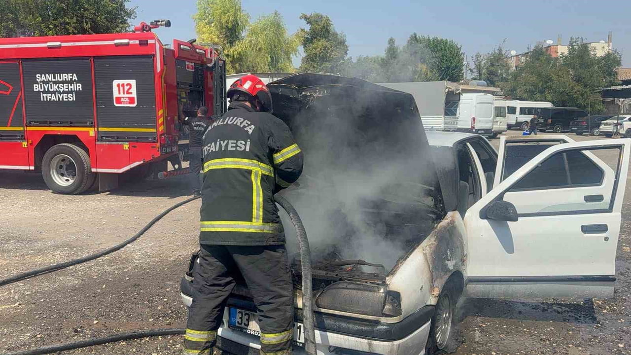 ŞANLIURFA’NIN EYYÜBİYE İLÇESİNDE OTOPARK İÇERİSİNDE BULUNAN BİR ARAÇTA YANGIN MEYDANA GELDİ....