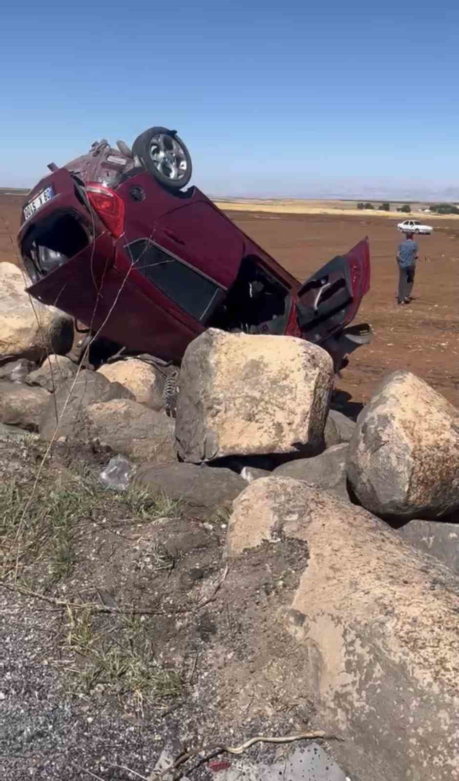 ŞANLIURFA’NIN SİVEREK İLÇESİNDE, İDDİAYA GÖRE LASTİĞİ PATLAYAN OTOMOBİLİN KONTROLDEN ÇIKARAK...