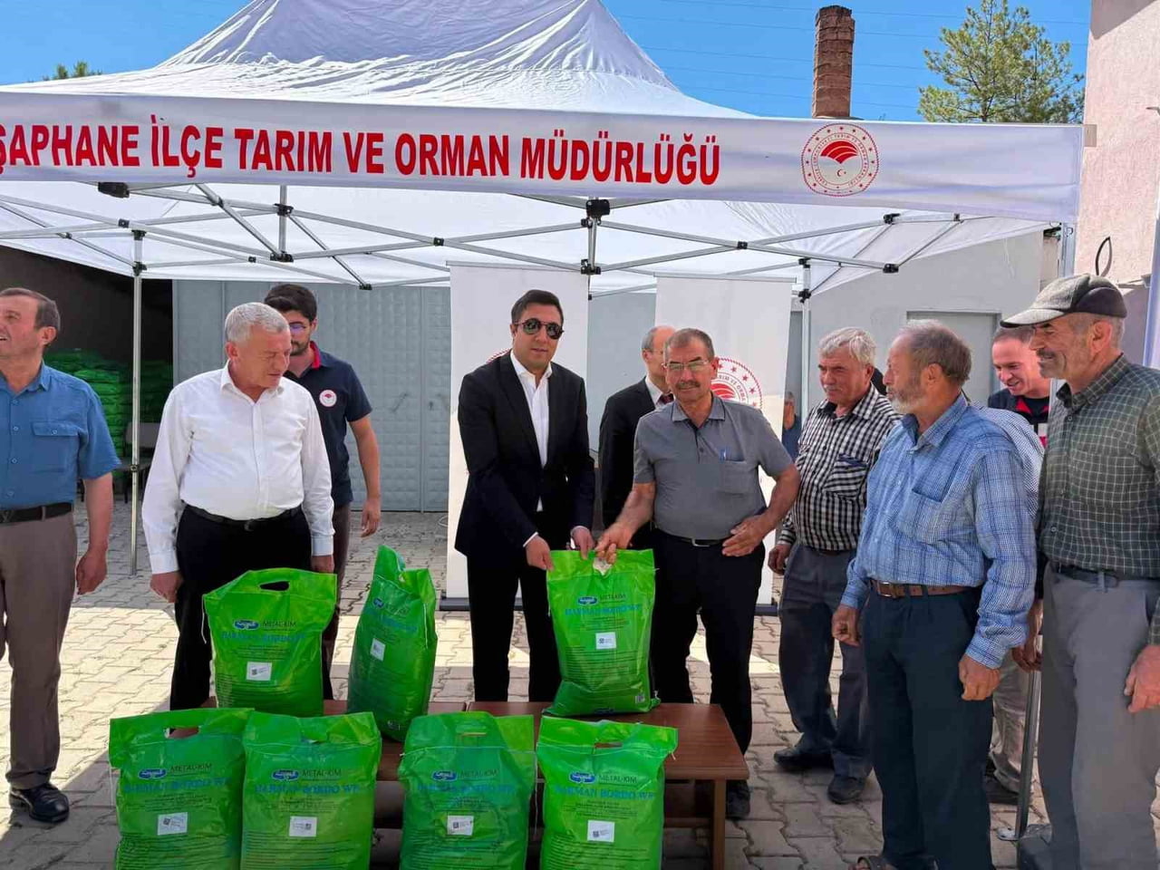 ŞAPHANE’DE KİRAZ VE VİŞNE ÜRETİCİLERİNE BORDO BULAMACI DESTEĞİ
