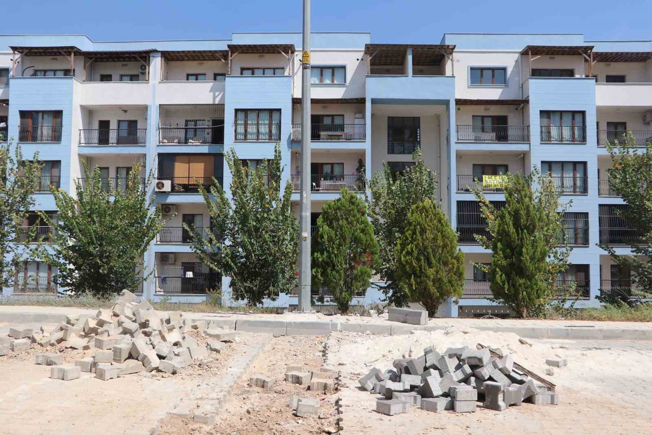 SARIÇAM İLÇESİNDE BİNLERCE TOPLU KONUTUN BULUNDUĞU MAHALLEDE BOZUK VE BAKIMSIZ YOLLAR...