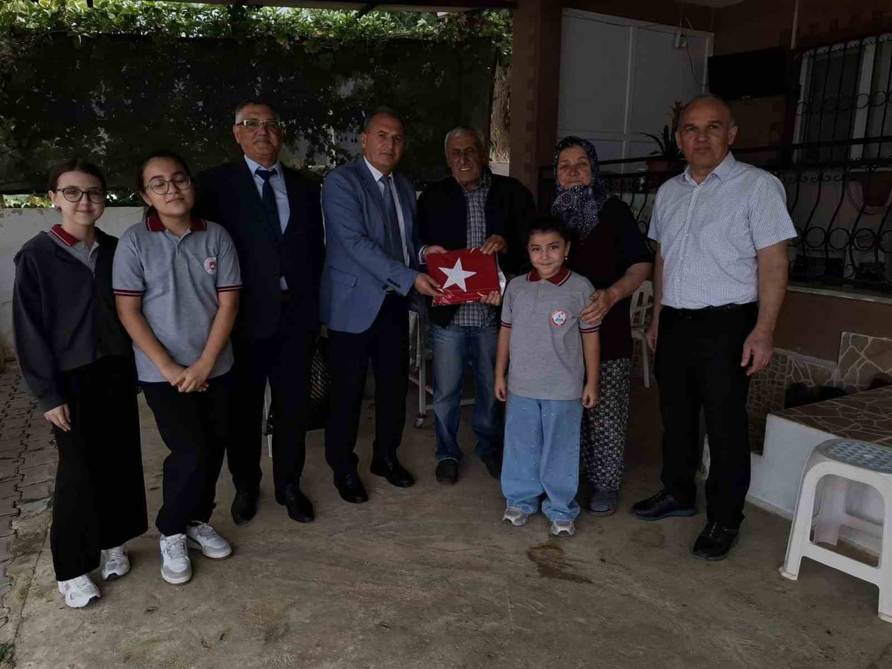 SARIGÖL İLÇE MİLLİ EĞİTİM MÜDÜRÜ YILDIRAY DEMİRTAŞ, OKUL MÜDÜRLERİ VE ÖĞRENCİLERLE BİRLİKTE ŞEHİT...