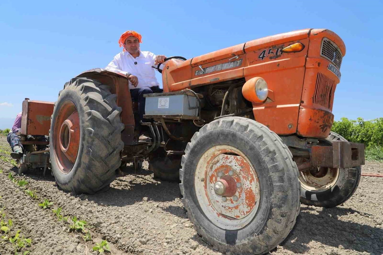 SARUHANLI BELEDİYE BAŞKANI EKREM CILLI, ÜZÜM HASADI SIRASINDA ELİNİ MAKİNEYE KAPTIRARAK...