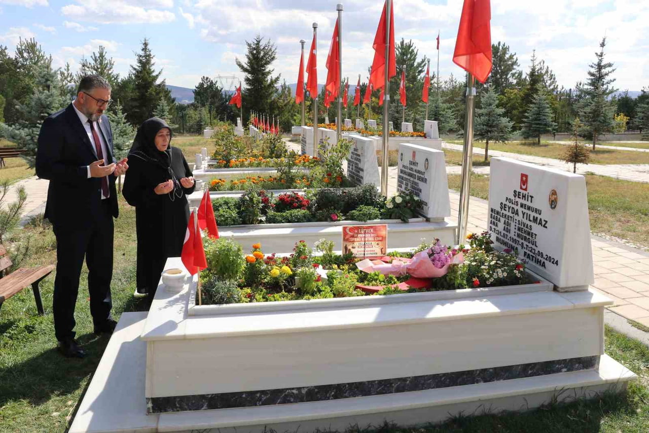 ŞEHİDİN MEZARI BAŞINDA DUALAR OKUNARAK, ÇİÇEK BIRAKILDI.