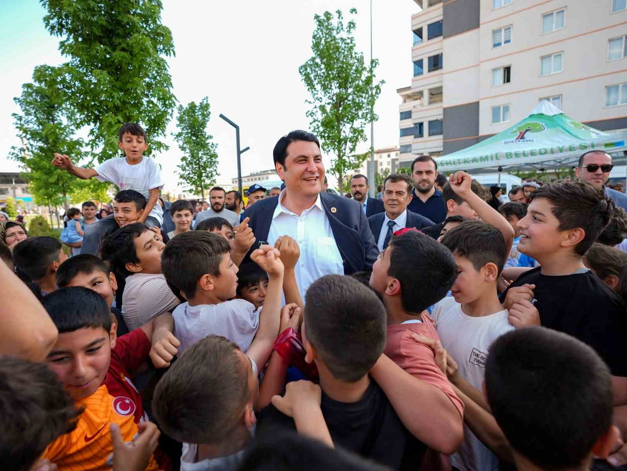 ŞEHİTKAMİL BELEDİYE BAŞKANI UMUT YILMAZ, ÜNİVERSİTE VE LİSE ÖĞRENCİLERİNİN ARDINDAN İLK VE...