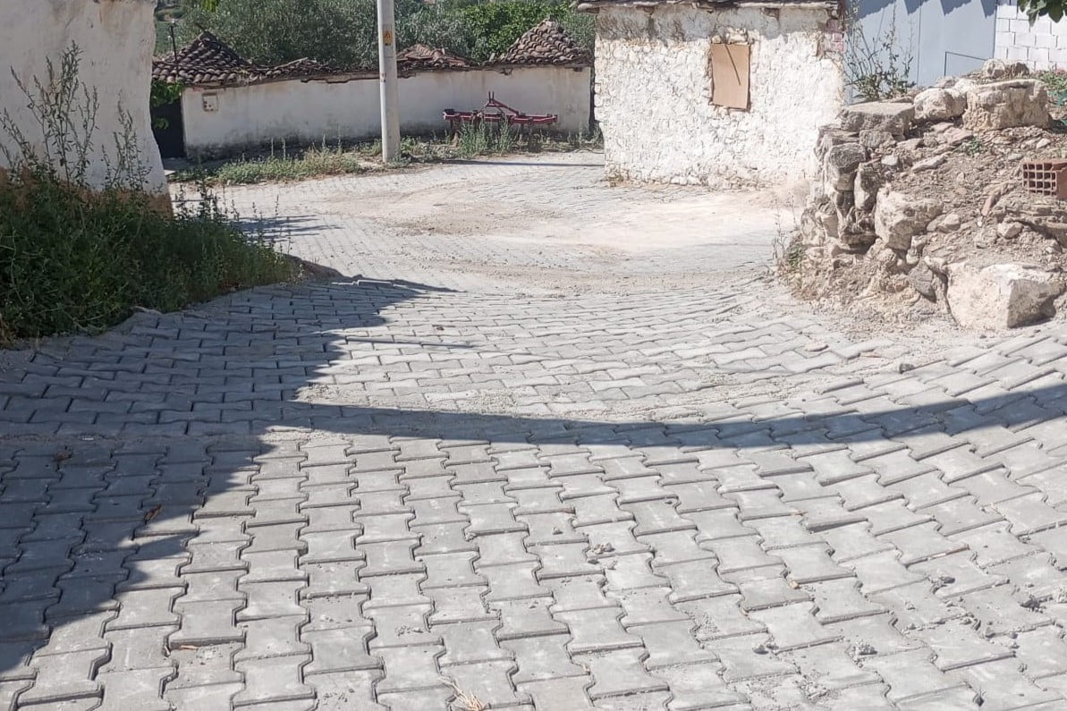 ŞEHZADELER BELEDİYESİ FEN İŞLERİ MÜDÜRLÜĞÜ EKİPLERİ, KENT GENELİNDE YÜRÜTTÜĞÜ PARKE TAŞI DÖŞEME...