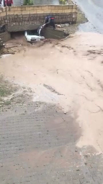 SEL SULARININ KÖPRÜ ALTINDA SIKIŞTIRDIĞI ARAÇTA BULUNAN VATANDAŞLAR, ARKA CAMIN KIRILMASIYLA...