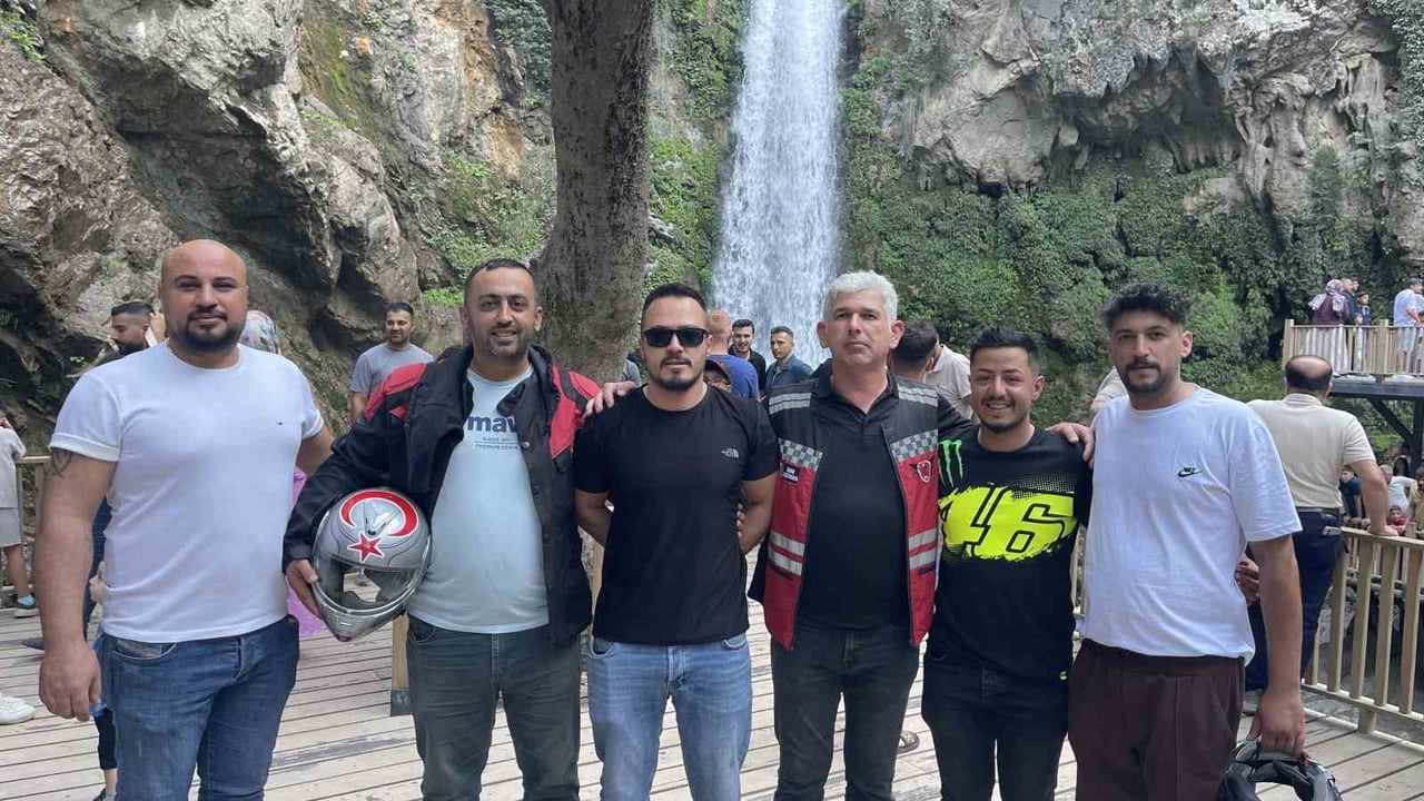 ŞELALEYİ ZİYARET EDEN VATANDAŞLAR, DOĞAYLA İÇ İÇE VAKİT GEÇİRİRKEN YENİ SOSYAL TESİSLERDE DİNLENME...