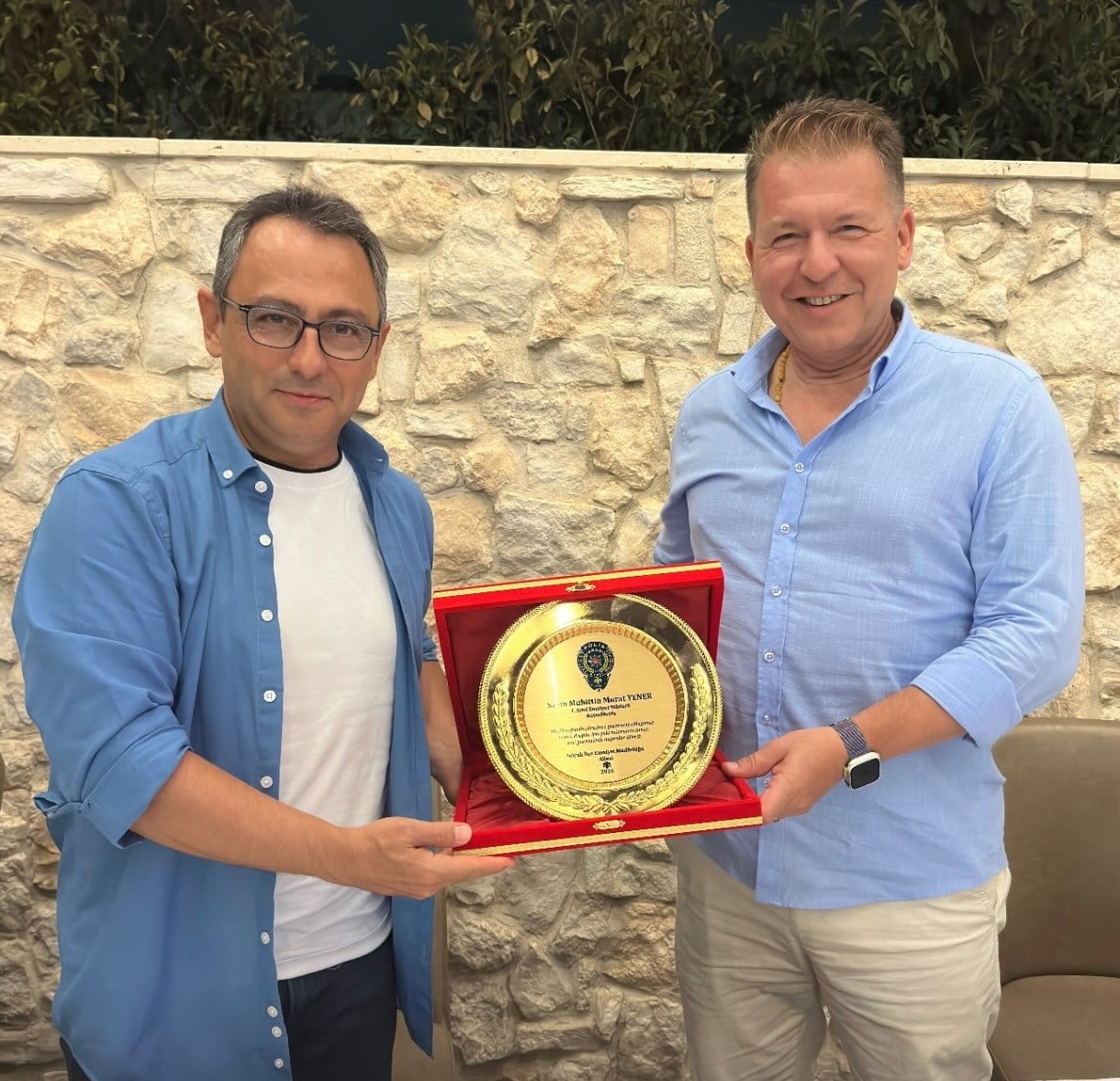 SELÇUK KAYMAKAMI OĞUZ ALP ÇAĞLAR (SOLDA), YENER’E SELÇUK’TA GÖREV YAPTIĞI SÜRE BOYUNCA GÖSTERDİĞİ...