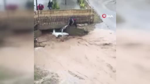 Selde can pazarı: Araçta mahsur kalanlar arka camdan böyle kurtarıldı