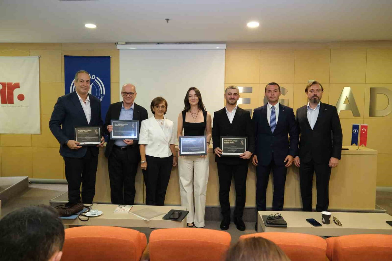 SEMİNERE KATILAN KONUŞMACILARA GÜNÜN ANISINA BELGE VERİLDİ.