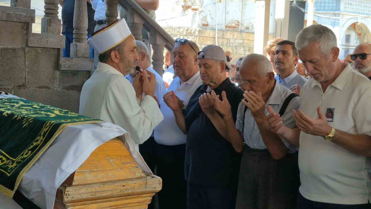 SEMRA DURMAZ, ŞADIRVAN CAMİİ'NDE ÖĞLE NAMAZINI MÜTEAKİBEN KILINAN CENAZE NAMAZININ ARDINDAN...