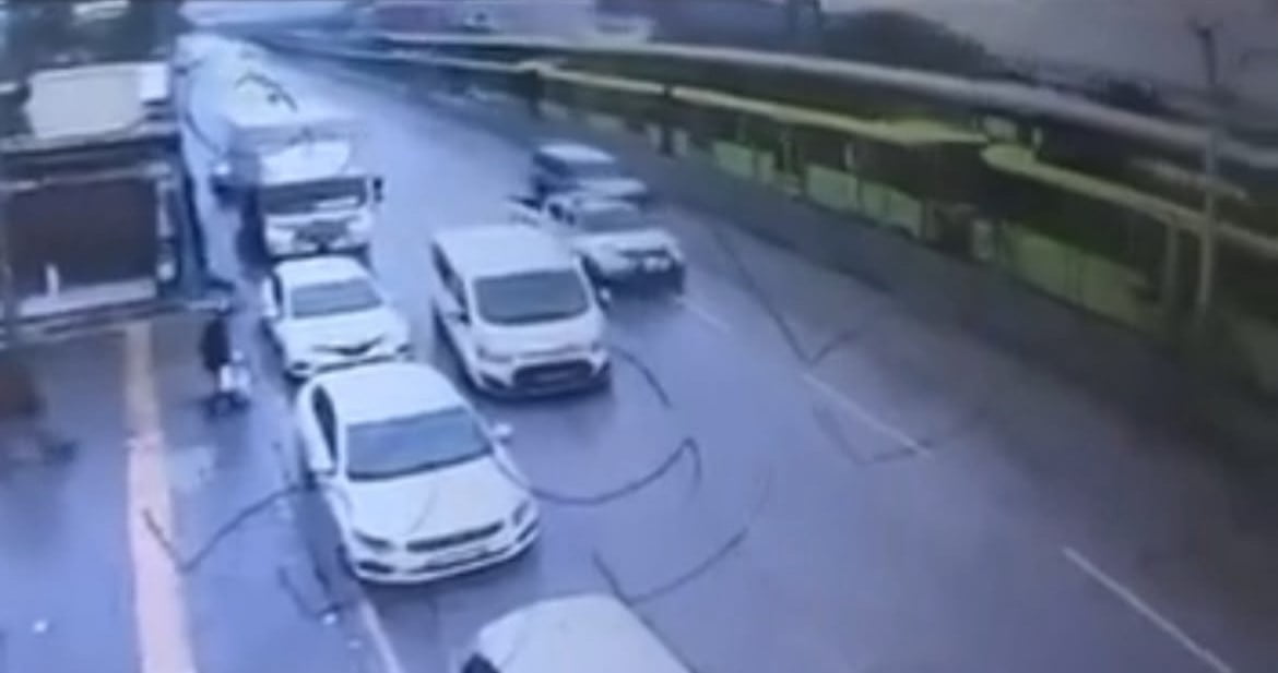 SEYİR HALİNDEKİ ARAÇLARIN SIKIŞMASI SONUCU MEYDANA GELEN KAZA, BÖLGEDEKİ GÜVENLİK KAMERASINA...