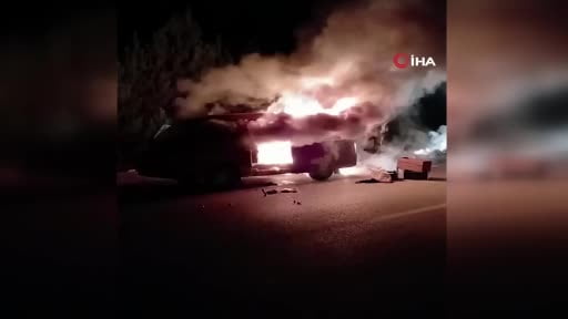 Seyir halindeki minibüs alev alev yandı