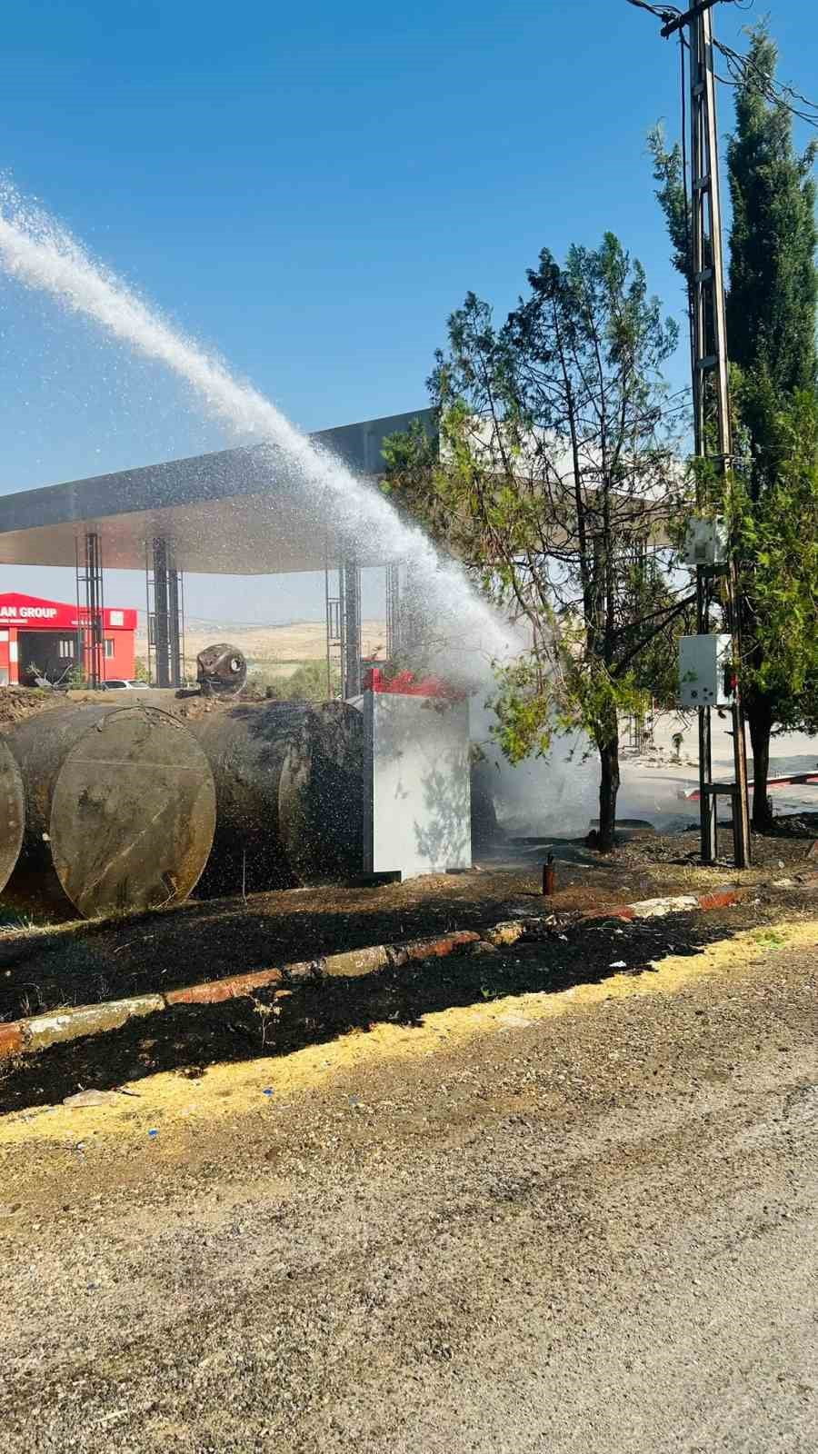 SİİRT’İN KURTALAN İLÇESİNDE TADİLAT ÇALIŞMALARI DEVAM EDEN PETROL İSTASYONUNDA YANGIN ÇIKTI....
