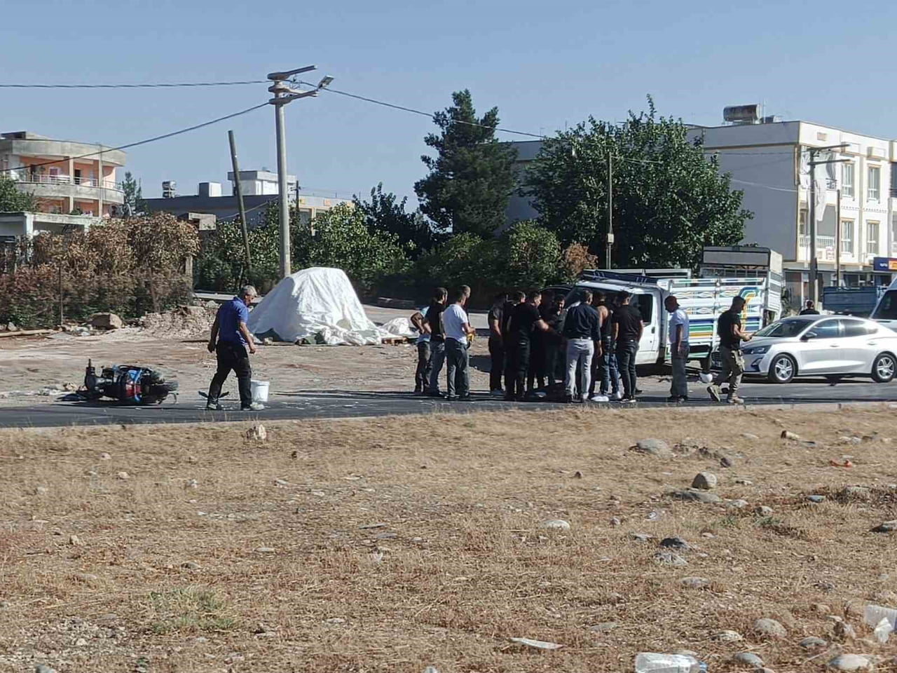 SİİRT-KURTALAN GİRİŞİNDE OTOMOBİL İLE MOTOSİKLETİN ÇARPIŞMASI SONUCU MEYDANA GELEN TRAFİK...