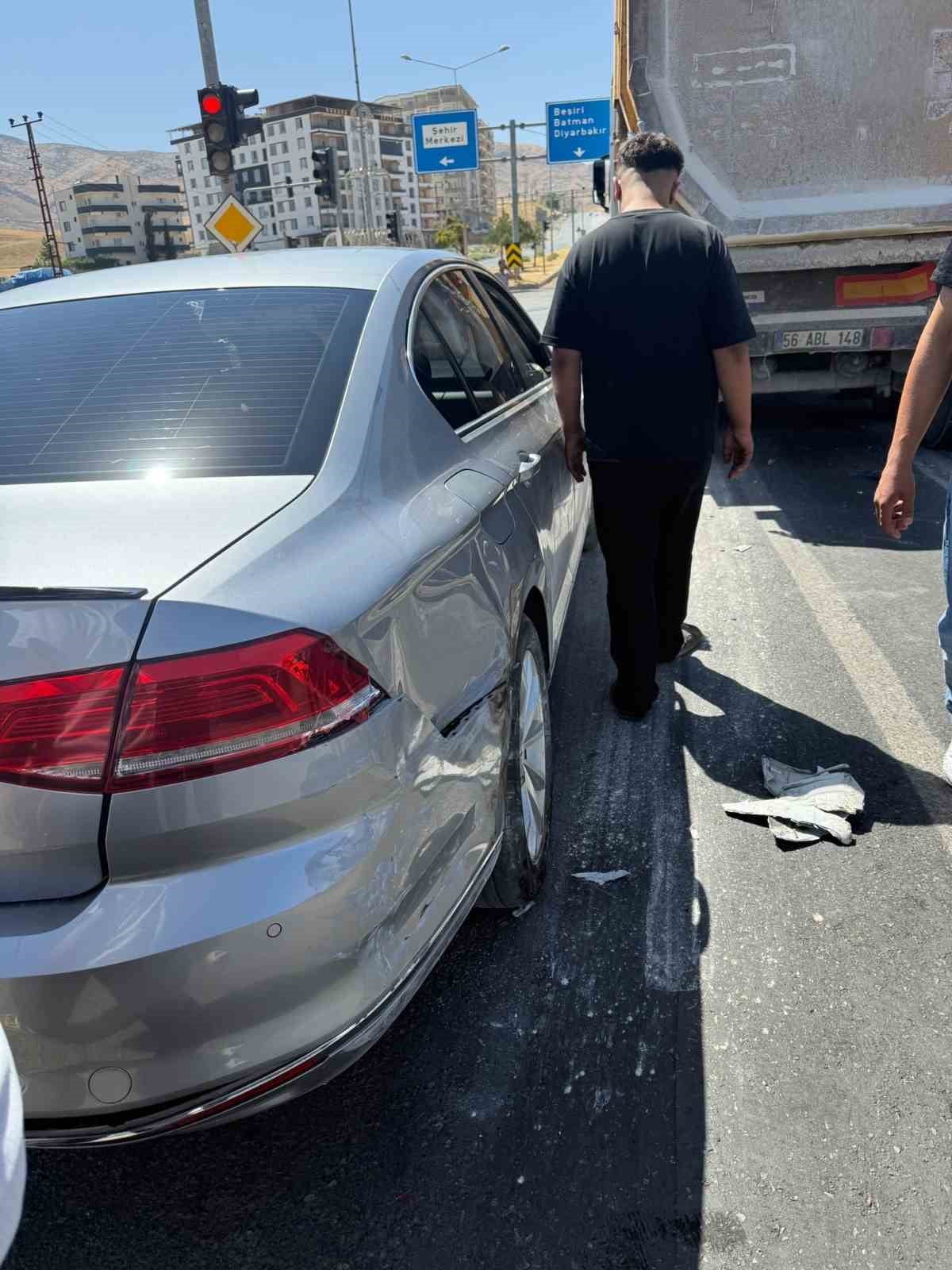 SİİRT’TE KAMYON KIRMIZI IŞIKTA BEKLEYEN ARAÇLARA ÇARPTI