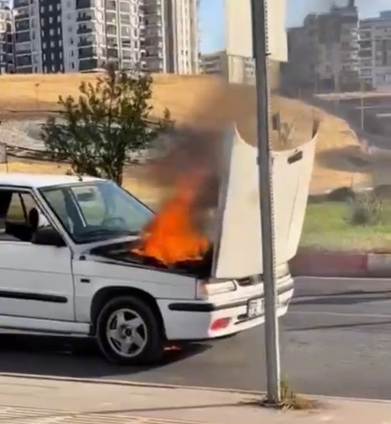SİİRT’TE SEYİR HALİNDEKİ OTOMOBİL ALEV ALEV YANDI YANGINI BELEDİYE OTOBÜS ŞOFÖRÜ...