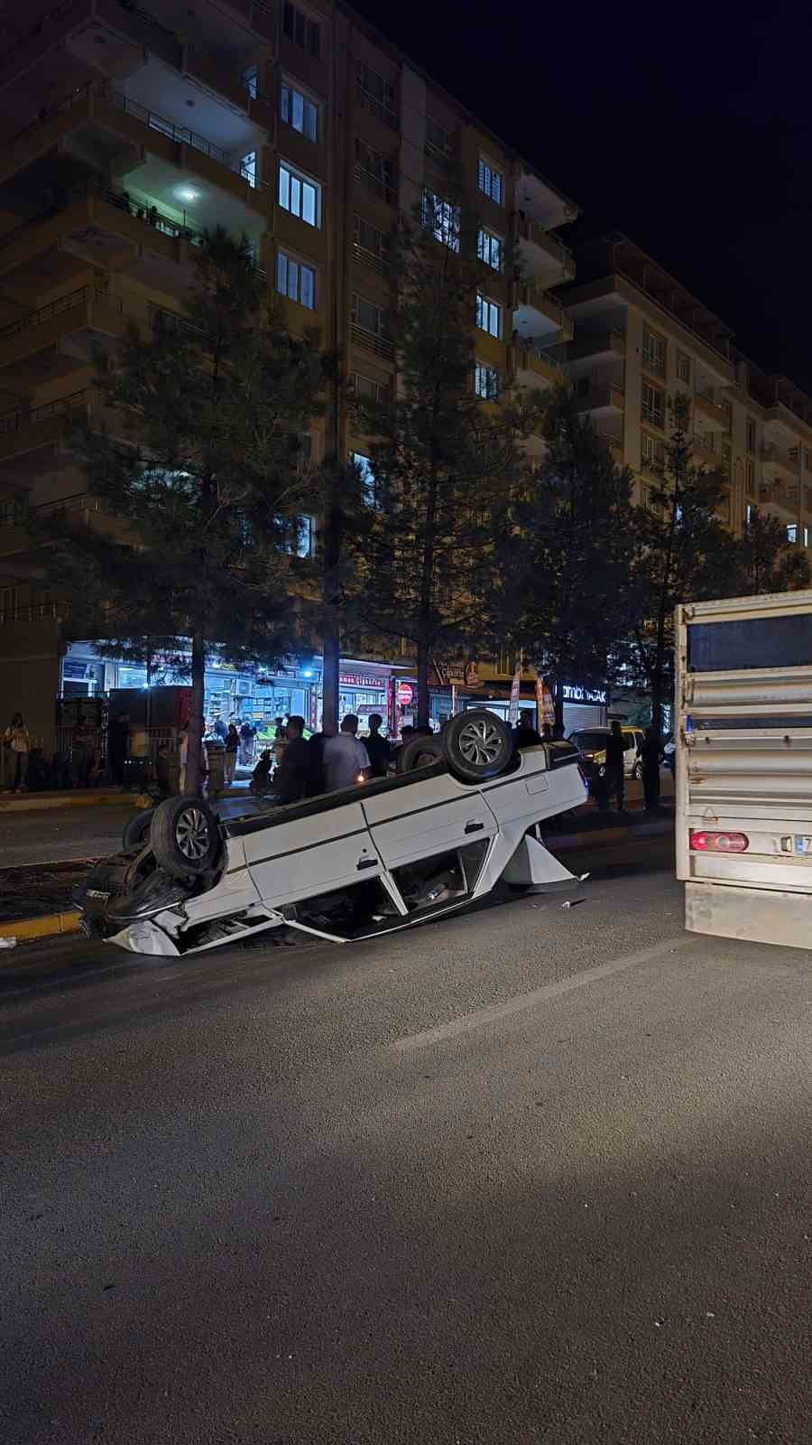 SİLVAN İLÇESİNDE İKİ ARAÇ ÇARPIŞTI, BİRİ TAKLA ATTI