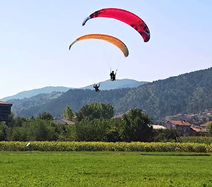 SİMAV’DA HAVACILIK FESTİVALİ GÖKYÜZÜNÜ RENKLENDİRDİ