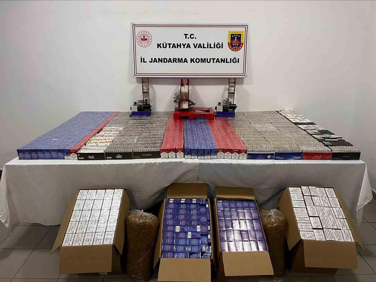 SİMAV’DA JANDARMADAN KAÇAKÇILIK OPERASYONU: BİNLERCE PAKET SİGARA VE MAKARON ELE...