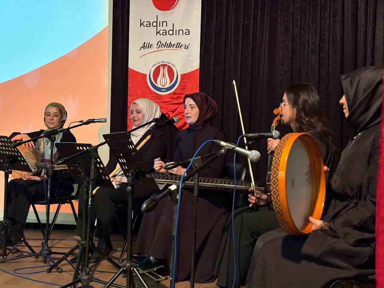 SİNCAN BELEDİYESİ TÜRK MUSİKİSİ KONSERVATUVARI ÖĞRENCİLERİ İSE İCRA ETTİKLERİ ESERLERLE KULAKLARIN...
