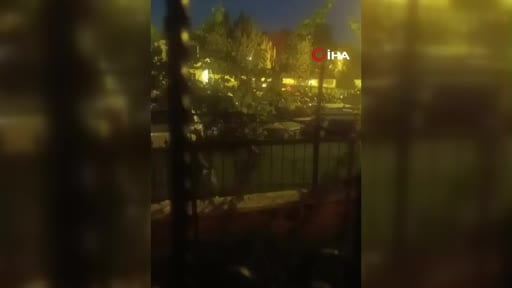 Sincan’da bir kişi otoparktaki araçların üstünde zıpladı