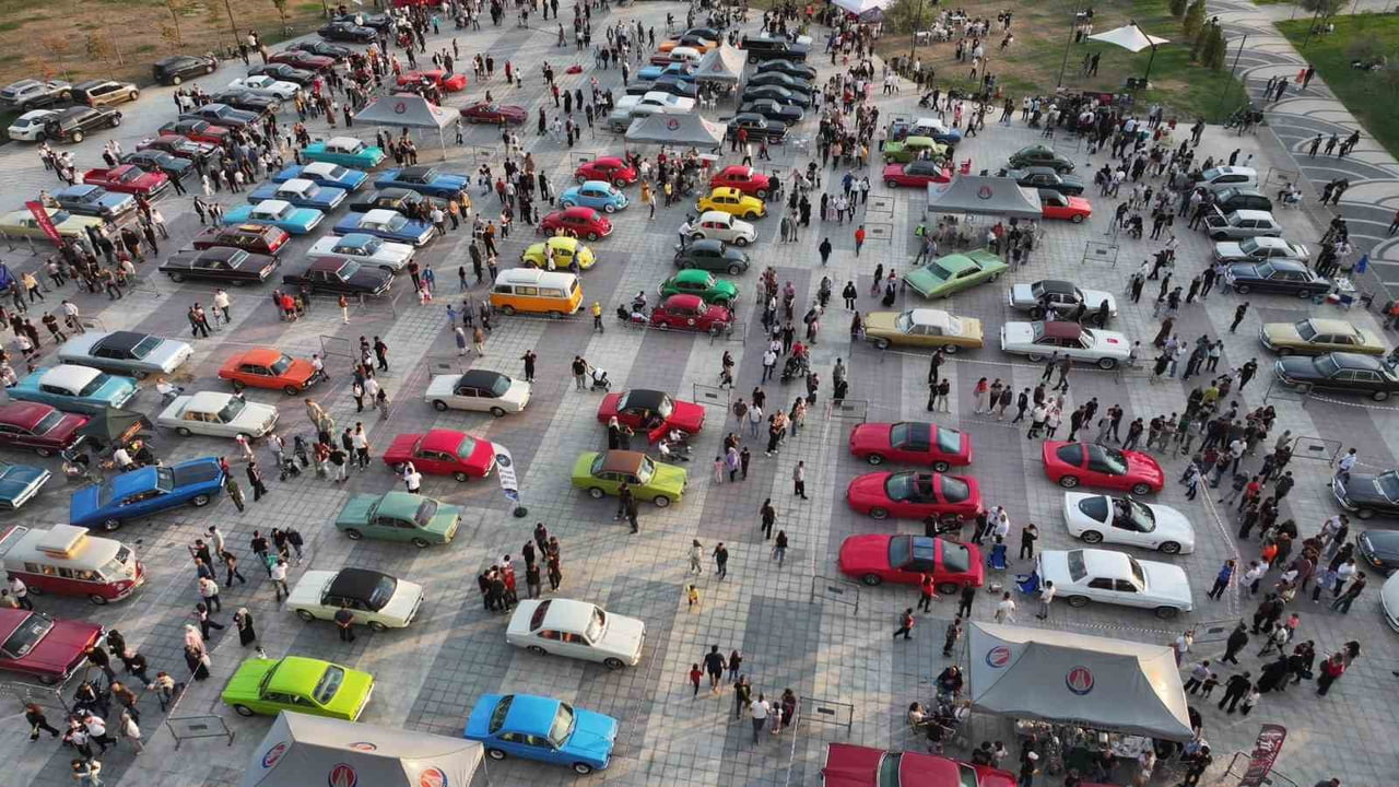 SİNCAN PARK'TA 2 GÜN SÜREN 'KLASİK OTOMOBİL FESTİVALİ' OTOMOBİL TUTKUNLARI TARAFINDAN YOĞUN İLGİ...