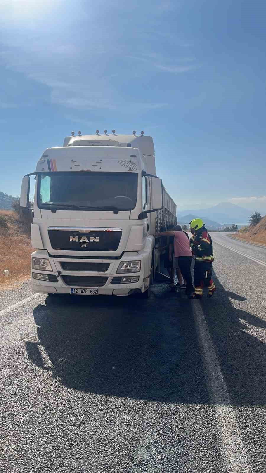 SINDIRGI’DA SEYİR HALİNDEKİ ARAÇTA YANGIN ÇIKTI