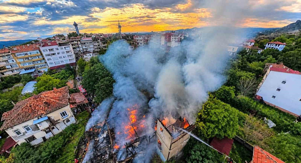 SİNOP'UN BOYABAT İLÇESİNDE SABAH SAATLERİNDE 3 KATLI AHŞAP BİR EVDE ÇIKAN YANGIN PANİĞE NEDEN...
