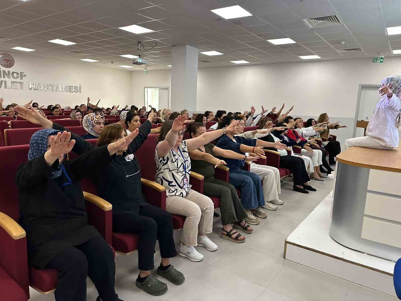 SİNOP’TA İL SAĞLIK MÜDÜRLÜĞÜ TARAFINDAN DÜZENLENEN ETKİNLİKTE KATILIMCILAR, NEFES EGZERSİZİ VE...