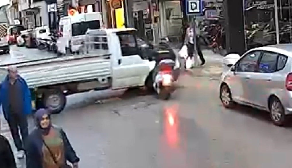 SİNOP’TA SEYİR HALİNDEKİ MOTOSİKLETİN KAMYONETE ÇARPMASI SONUCU MEYDANA GELEN KAZADA 1 KİŞİ HAFİF...