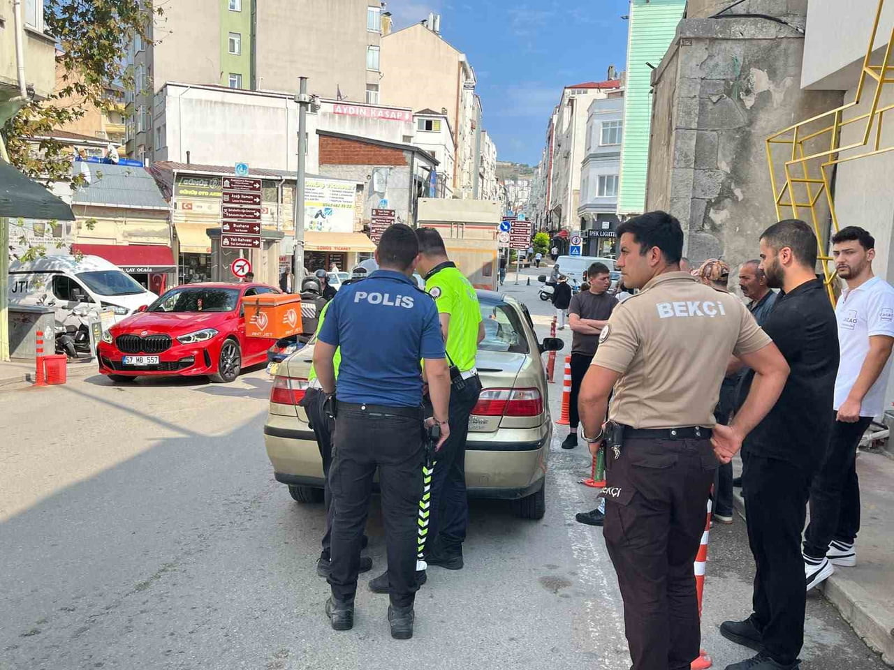 SİNOP’TA YOL KENARINDA TELEFONUNA BAKTIĞI SIRADA SARA KRİZİ GEÇİRDİĞİ ÖĞRENİLEN GENÇ, SEYİR...