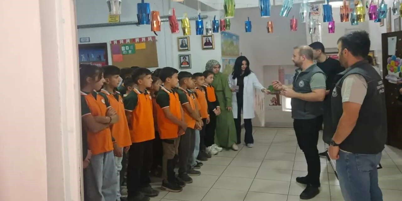 ŞIRNAK'IN ULUDERE İLÇESİNDE, 28 EYLÜL DÜNYA KUDUZ GÜNÜ KAPSAMINDA ORTASU ORTAOKULU ÖĞRENCİLERİNE...