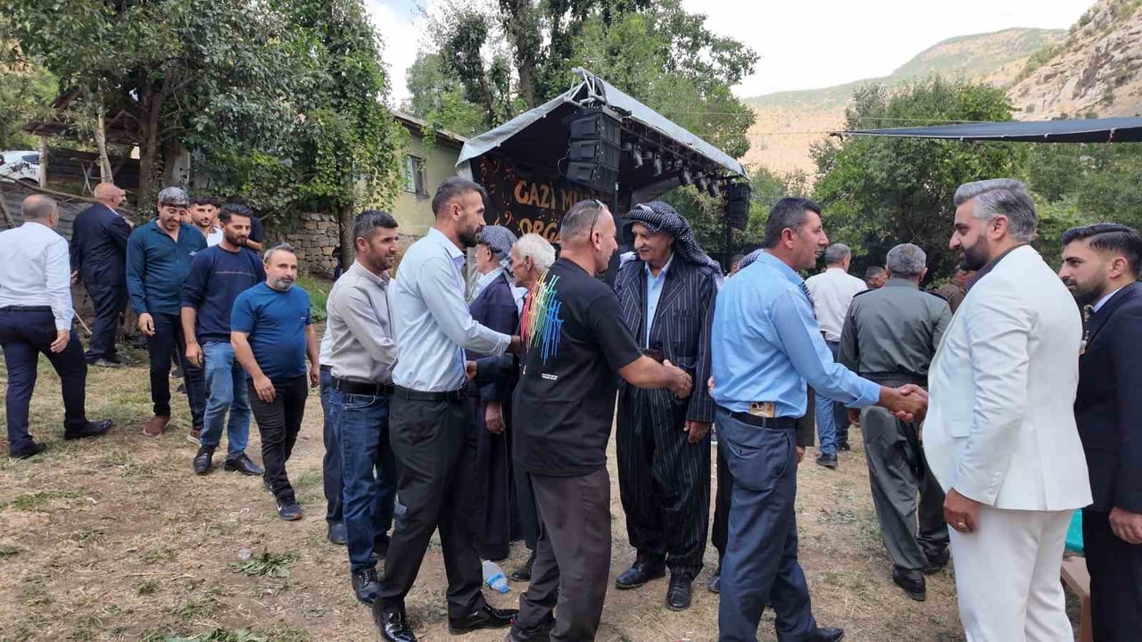 ŞIRNAK'TA GERÇEKLEŞEN AŞİRET DÜĞÜNÜNDE BİRLİK VE BERABERLİK MESAJLARI VERİLDİ. GELİN VE DAMADA 7...