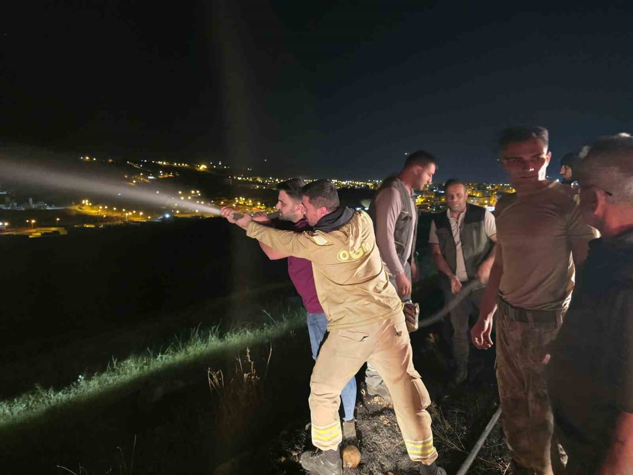 ŞIRNAK’IN İDİL İLÇESİNE BAĞLI YARBAŞI KÖYÜNDE AKŞAM SAATLERİNDE ÇIKAN ÖRTÜ YANGINI, EKİPLERİN...