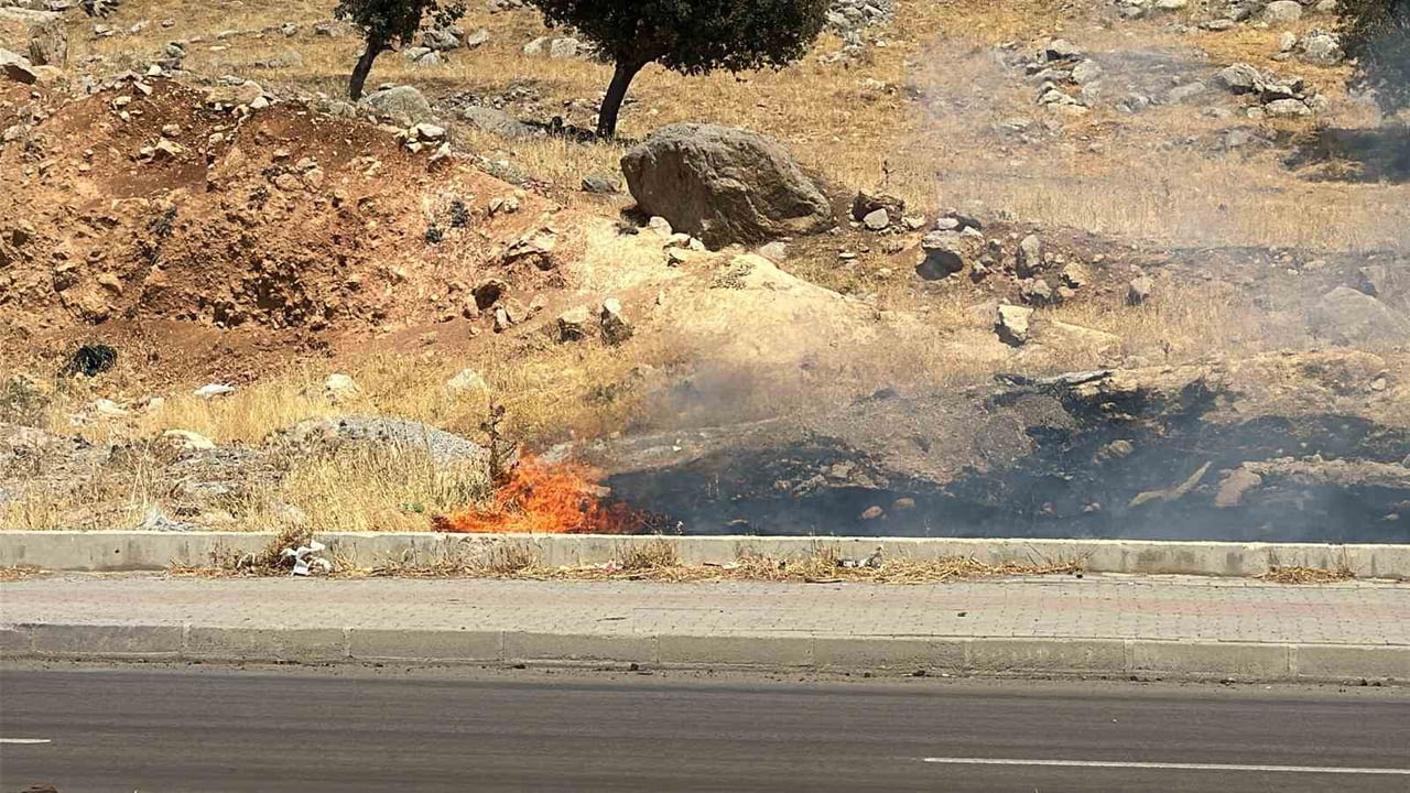 ŞIRNAK’TA ÇEVRE YOLU ÜZERİNDE ÇIKAN ÖRTÜ YANGINI, İTFAİYE EKİPLERİNİN HIZLI MÜDAHALESİYLE...
