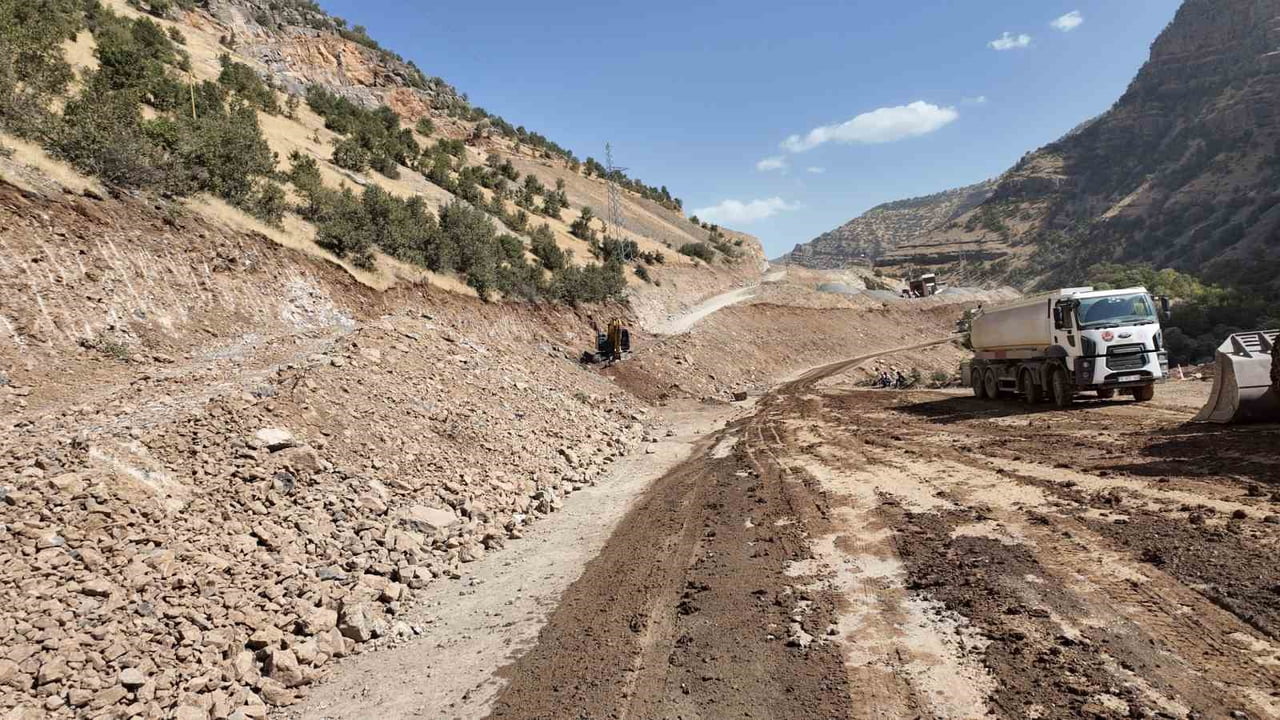 ŞIRNAK’TA DEVLET YATIRIMLARA HIZ VERDİ, YILLARDIR BEKLEYEN YOL HASRETİ SON BULUYOR. BEYTÜŞŞEBAP...