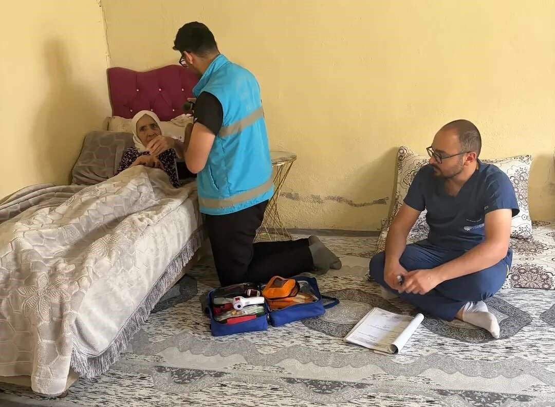 ŞIRNAK’TA SAĞLIK HİZMETİNE ULAŞMAKTA GÜÇLÜK YAŞAYAN VATANDAŞLAR İÇİN EKİPLER ADETA KAPI KAPI...