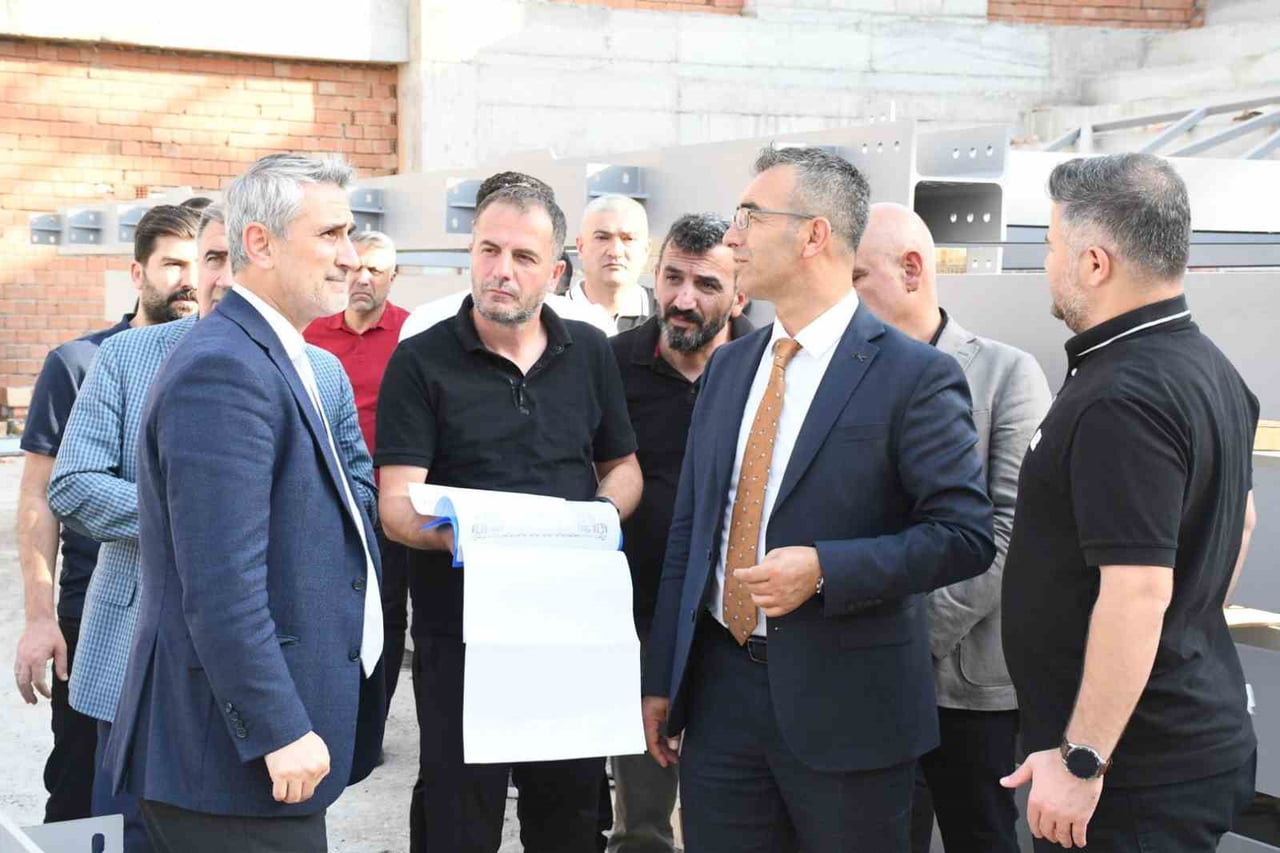ŞIRNAK’TA SPOR VE GENÇLİK ALTYAPISINI GÜÇLENDİRECEK TESİSLERİN YAPIMI HIZ KESMEDEN DEVAM EDİYOR....