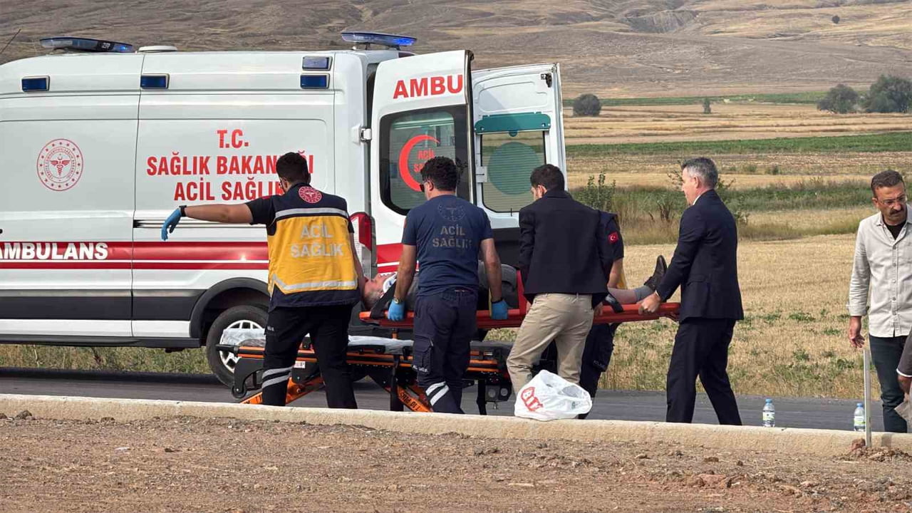 SİVAS'TA İKİ OTOMOBİLİN KARIŞTIĞI TRAFİK KAZASINDA 4 KİŞİ YARALANDI