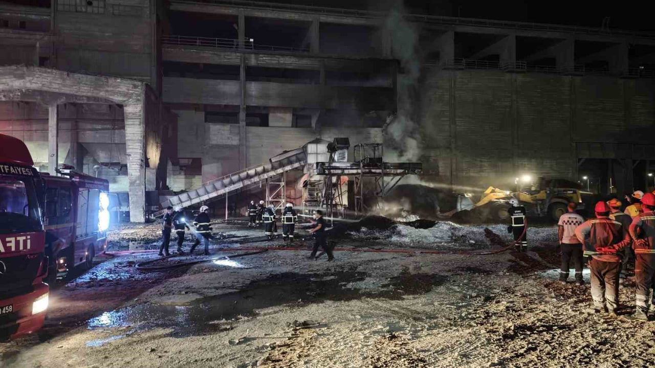 SİVAS-ANKARA KARAYOLU ÜZERİNDE VOTORANTİM CİMENTOS'A AİT ÇİMENTO FABRİKASINDA PLASTİK ATIKLARIN...
