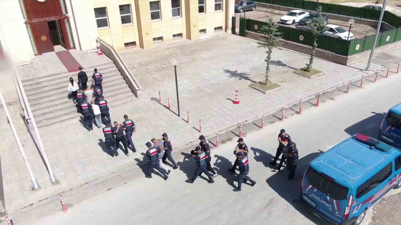 SİVAS İL JANDARMA KOMUTANLIĞI EKİPLERİNCE SUÇ İŞLEMEK AMACIYLA ÖRGÜT KURMA VE BİLİŞİM SİSTEMLERİ...