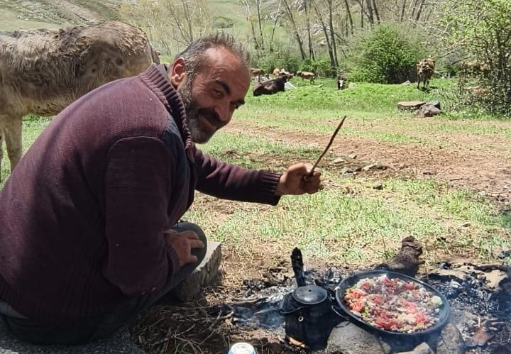 SİVAS’IN ŞARKIŞLA İLÇESİNDE HAYVAN OTLATTIĞI ESNADA YILDIRIMIN İSABET ETTİĞİ ÇOBAN HAYATINI...
