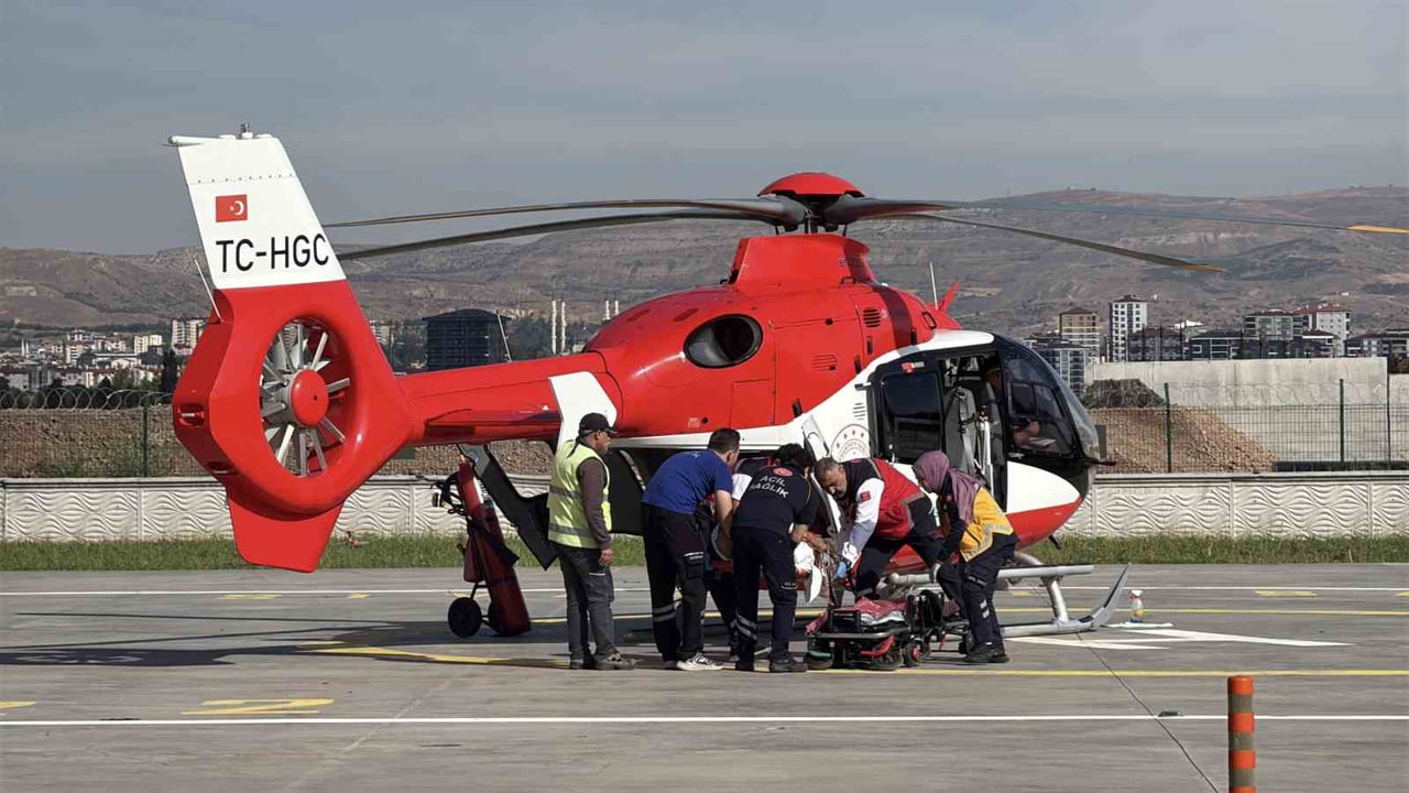 SİVAS’IN ZARA İLÇESİNDE AYI SALDIRISINA UĞRAYARAK AĞIR YARALANAN BİR KİŞİ AMBULANS HELİKOPTERLE...