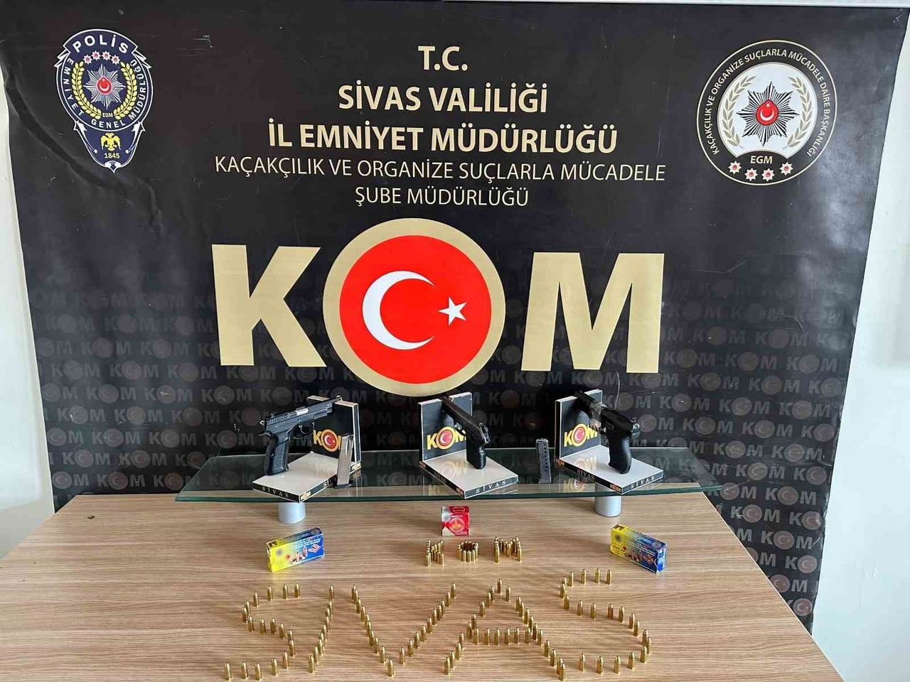 SİVAS MERKEZLİ 4 İLDE DÜZENLENEN EŞ ZAMANLI OPERASYONDA RUHSATSIZ TABANCALAR İLE FİŞEKLER ELE...