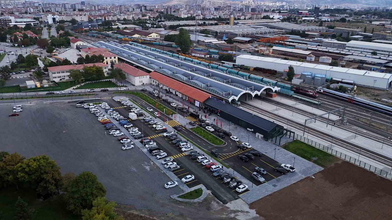 SİVAS’TA 75 MİLYON TL YATIRIM BEDELİYLE TAMAMLANAN SİVAS YENİ YÜKSEK HIZLI TREN (YHT) GARI...