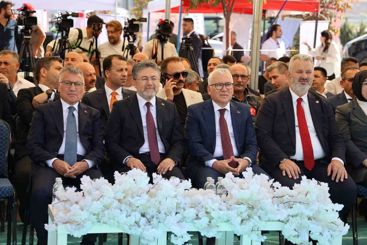 SİVAS’TA KATILDIĞI BİR PROGRAMDA KONUŞAN TARIM VE ORMAN BAKANI İBRAHİM YUMAKLI; SAVAŞLARIN...