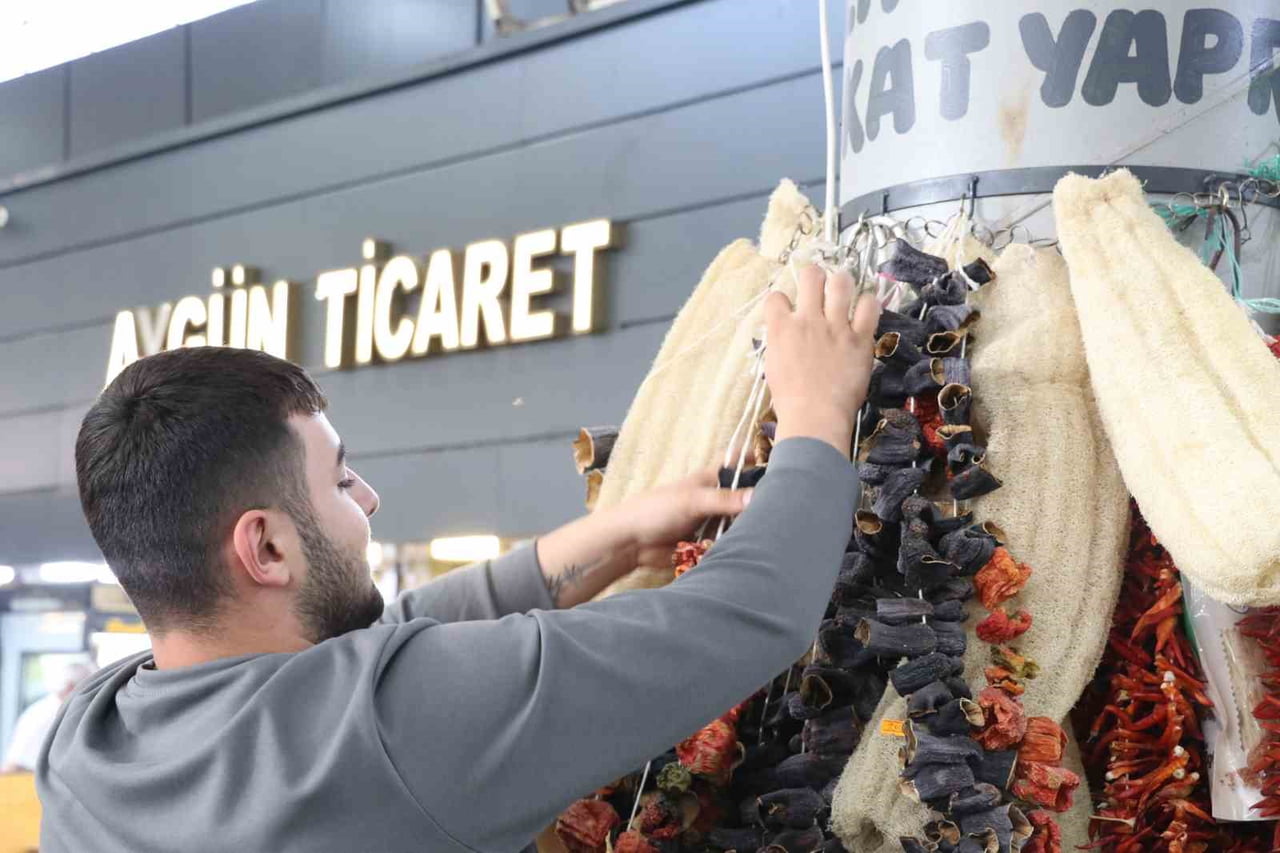 SİVAS’TA KIŞLIK HAZIRLIK YAPAN VATANDAŞLARIN KURUTMALIK BİBER VE PATLICANDA HAZIR ÜRÜNLERİ TERCİH...
