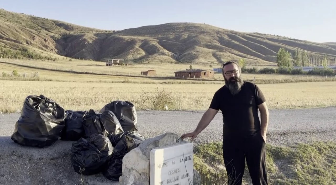 SİVAS’TA KÖYDE YAŞAYAN VATANDAŞLAR ÇOBANLARLA BERABER DÜNYA TEMİZLİK GÜNÜ DOLAYISIYLA KÖY...